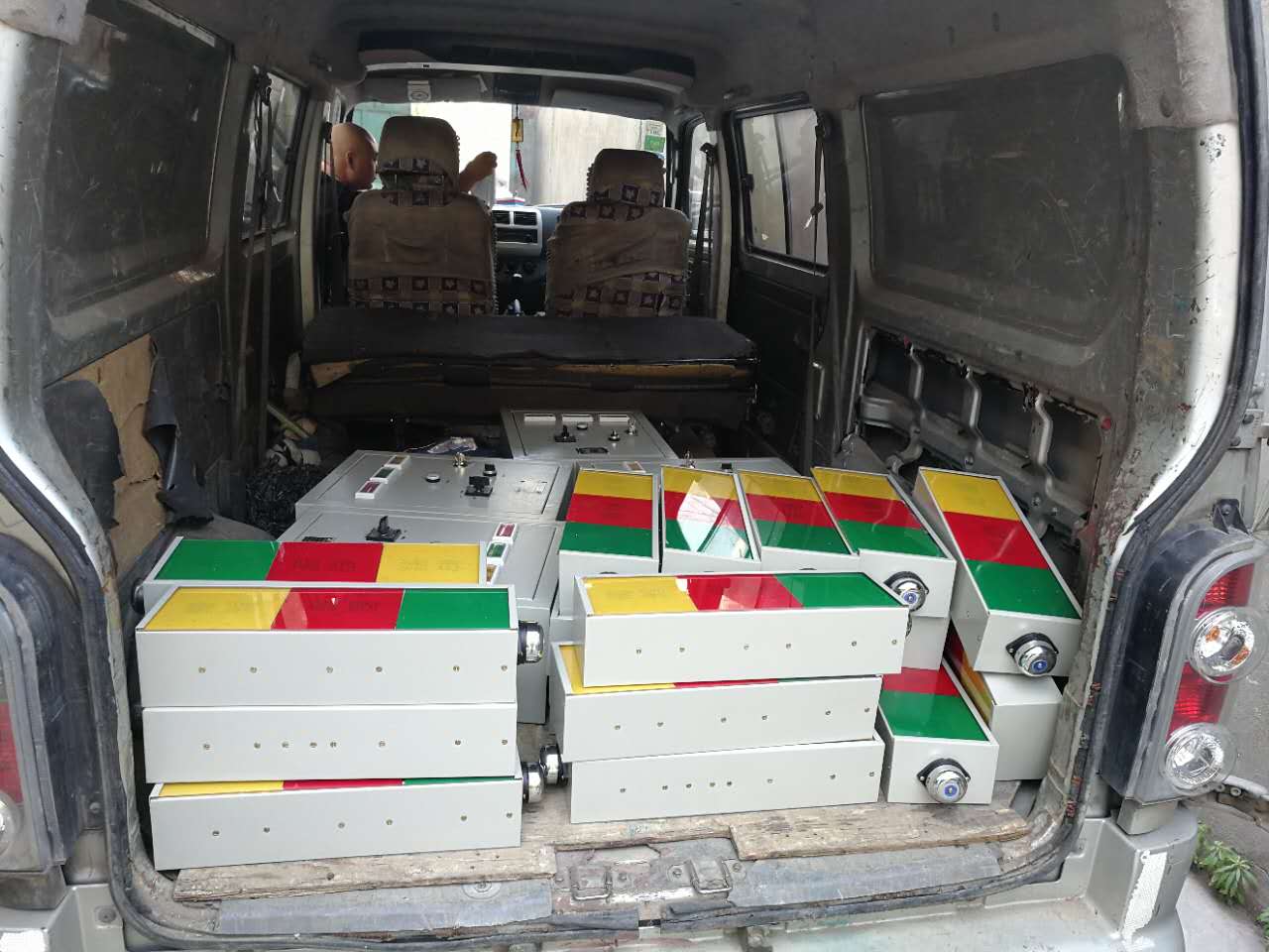 人防燈箱發(fā)貨 人防燈箱發(fā)貨